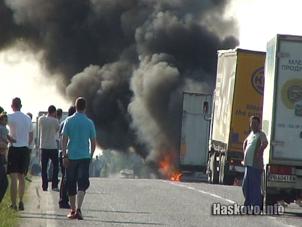 Камионът пламнал в движение