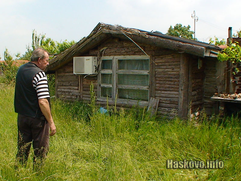 Прозорецът, през който са влизали крадците Прозорецът, през който са влизали крадците