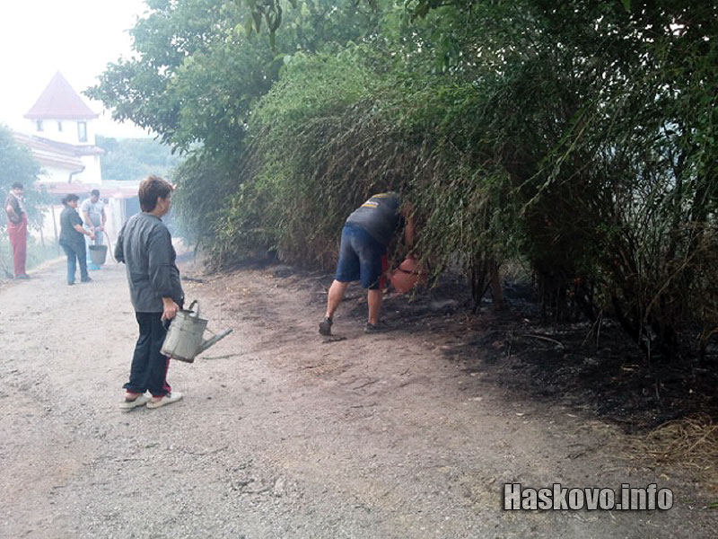 Хората гасят огъня Хората гасят огъня