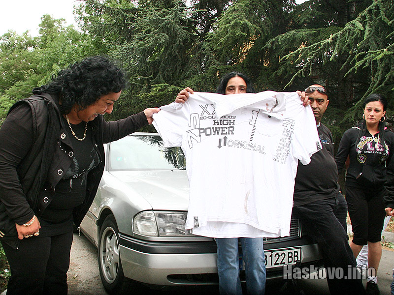 Софка и Величка показват окървавената блуза на жертвата