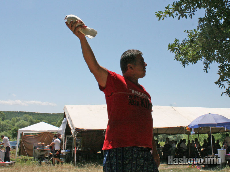 Началото на празника бе отбелязано с пускане на гълъб в небето