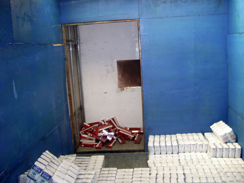 В камиона имало двойна стена