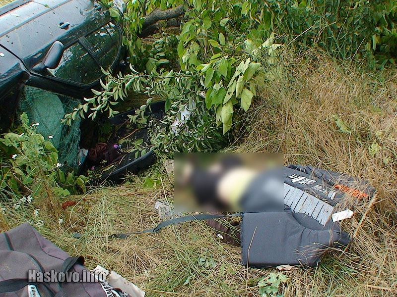 Трупът на загиналата престоя край пътя повече от 3 часа Трупът на загиналата престоя край пътя повече от 3 часа