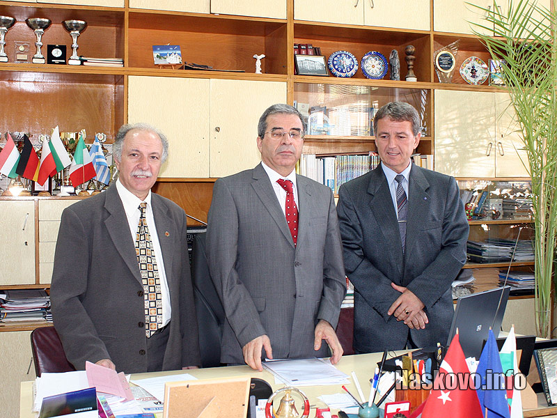 Атанас Бързев и Мемик Икибудак (от ляво на дясно)