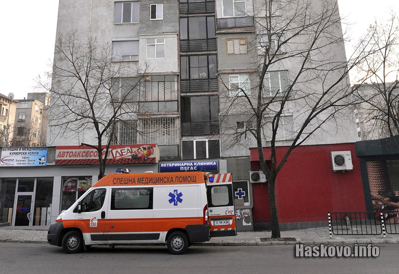 Трупът бе откаран с линейка