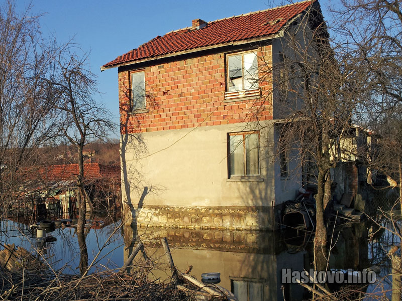 Стойково още под вода