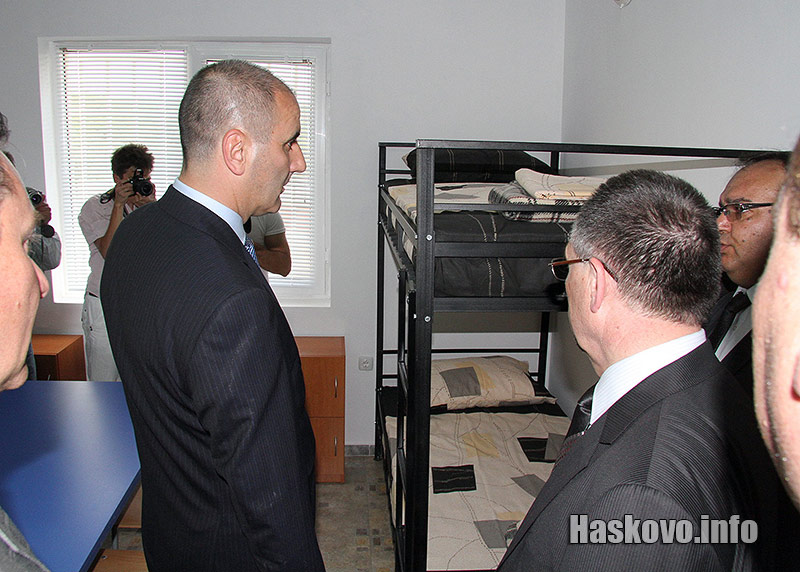 Транзитният център Транзитният център