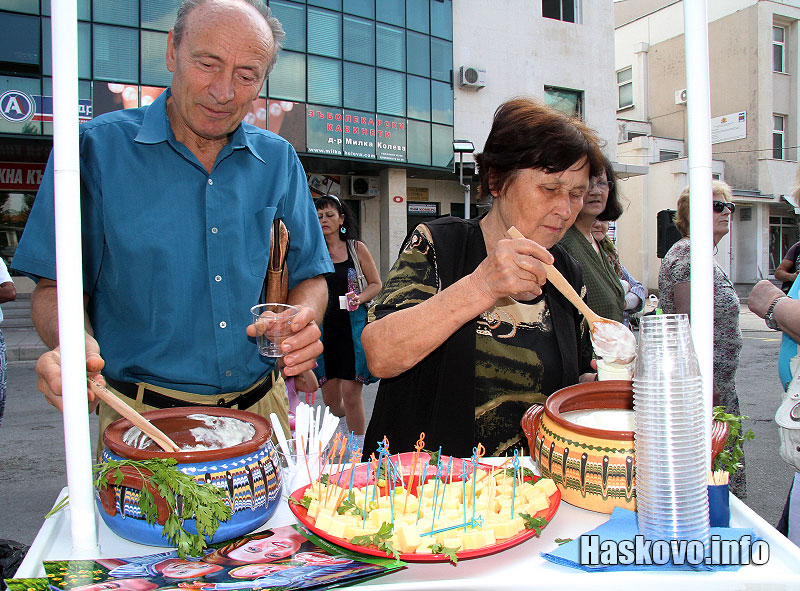 На изложението 15 производители от Хасково и областта от днес вече презентират своята продукция. Дрехи, месо, млечни продукти, канцеларски материали, препарати и аксесоари за басейни и джакузита са сред представените стоки. Дегустация на мляко, кашкавал и други хранителни продукти събраха хасковлии пред търговските шатри, подредени на паркинга на комплекс "21 век". "Произведено за нас" дава възможност на бизнеса в областта да представи своята продукция и едновременно с това да създаде връзки с гръцките търговци. Тенденцията е изложението да се провежда ежегодно в Хасково. На изложението 15 производители от Хасково и областта от днес вече презентират своята продукция. Дрехи, месо, млечни продукти, канцеларски материали, препарати и аксесоари за басейни и джакузита са сред представените стоки. Дегустация на мляко, кашкавал и други хранителни продукти събраха хасковлии пред търговските шатри, подредени на паркинга на комплекс "21 век". "Произведено за нас" дава възможност на бизнеса в областта да представи своята продукция и едновременно с това да създаде връзки с гръцките търговци. Тенденцията е изложението да се провежда ежегодно в Хасково.