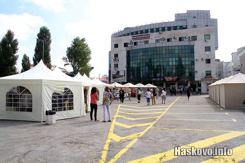 На изложението 15 производители от Хасково и областта от днес вече презентират своята продукция. Дрехи, месо, млечни продукти, канцеларски материали, препарати и аксесоари за басейни и джакузита са сред представените стоки. Дегустация на мляко, кашкавал и други хранителни продукти събраха хасковлии пред търговските шатри, подредени на паркинга на комплекс "21 век". "Произведено за нас" дава възможност на бизнеса в областта да представи своята продукция и едновременно с това да създаде връзки с гръцките търговци. Тенденцията е изложението да се провежда ежегодно в Хасково. На изложението 15 производители от Хасково и областта от днес вече презентират своята продукция. Дрехи, месо, млечни продукти, канцеларски материали, препарати и аксесоари за басейни и джакузита са сред представените стоки. Дегустация на мляко, кашкавал и други хранителни продукти събраха хасковлии пред търговските шатри, подредени на паркинга на комплекс "21 век". "Произведено за нас" дава възможност на бизнеса в областта да представи своята продукция и едновременно с това да създаде връзки с гръцките търговци. Тенденцията е изложението да се провежда ежегодно в Хасково.