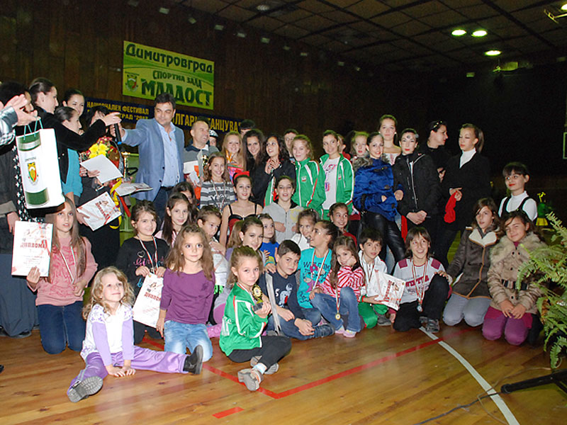 България танцува