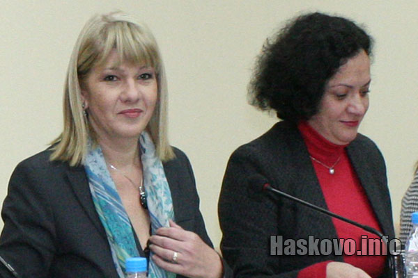 Нона Караджова (вляво)