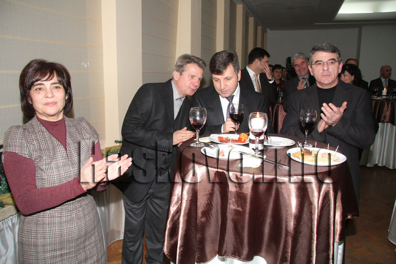 Коледният бал Коледният бал