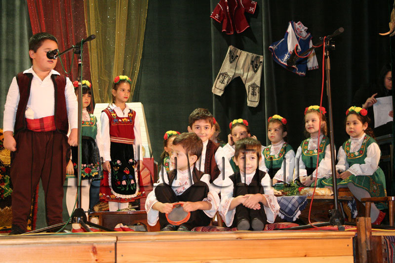 Спектакълът Спектакълът