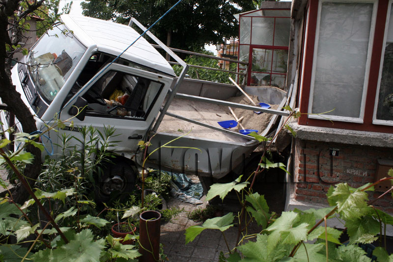 Камионът Камионът