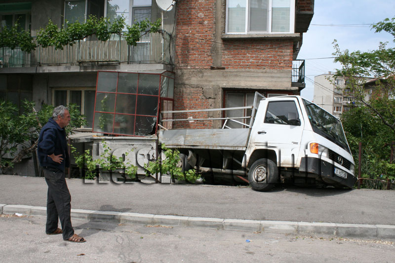 Камионът Камионът