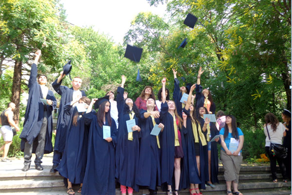 Завършващите