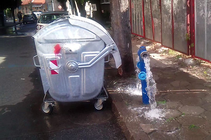 Водата се излива по улицата