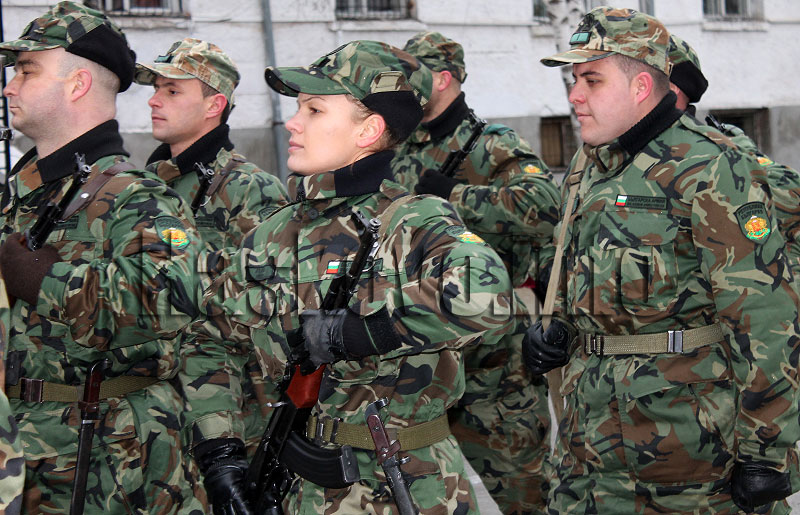 Военни