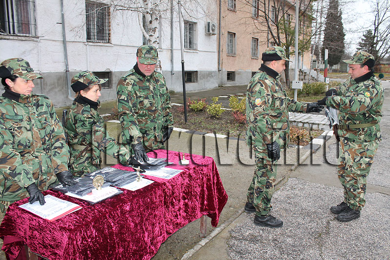 Военни