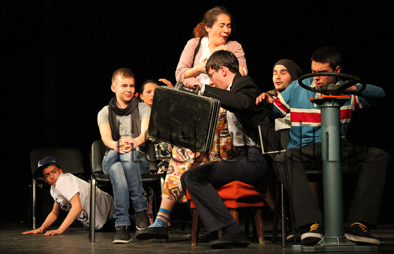 Театър Театър