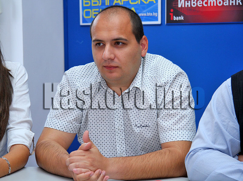 Водач на листата на "Българска демократична общност" е Атанас Атанасов. Той е завършил образованието си и е работил в Германия, но се е върнал в България, тъй като смята, че тук има достатъчно перспективи за развитие. Останалите в листата също са успели млади хора, които ще се борят за всяка добра идея за Хасково, обявиха на пресконференция кандидатите, подкрепени от председателя на партията Господин Тонев. Ние не си поставяме хиляди цели, а такива, които са реално постижими и важни за хората в Хасково, каза водачът на листата. Като част от общинския съвет ще се борим основно за това общината да има най-после електронна система и гражданите да могат да ползват по-лесно услугите, направо от компютъра си. Втората ни важна цел е да бъде изграден приют за бездомни животни, допълни Атанасов. Той беше подкрепен от доброволци, които присъстваха на пресконференцията и изразиха желание да помагат за решаването на проблема с бездомните кучета. От партията обявиха, че ще разчитат да доброволците, които отделят от своето време и средства за решаването на тези важни за Хасково проблеми. Сред приоритетите на бъдещите общински съветници е и развитието на детския спорт в Хасково. Общината трябва да помага за това, защото здравето на нашите деца е важно, обясни Атанас Атанасов. За разлика от досегашните местни парламенти, в които не се работеше на 100%, ние ще се опитаме да сме максимално полезни за хората, вместо да се занимаваме с отделни личности. Листата на "Българска демократична общност" е №3 в интегралната бюлетина. Купуването и продаването на гласове е престъпление