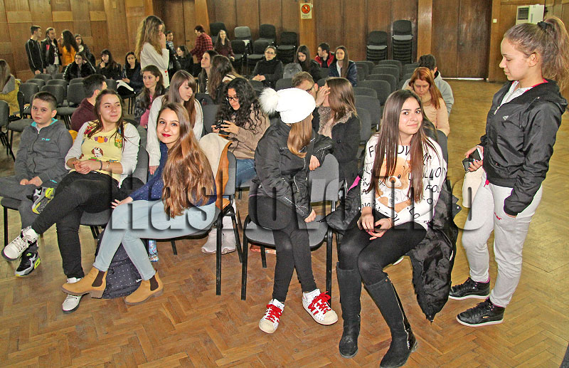 Младежи Младежи