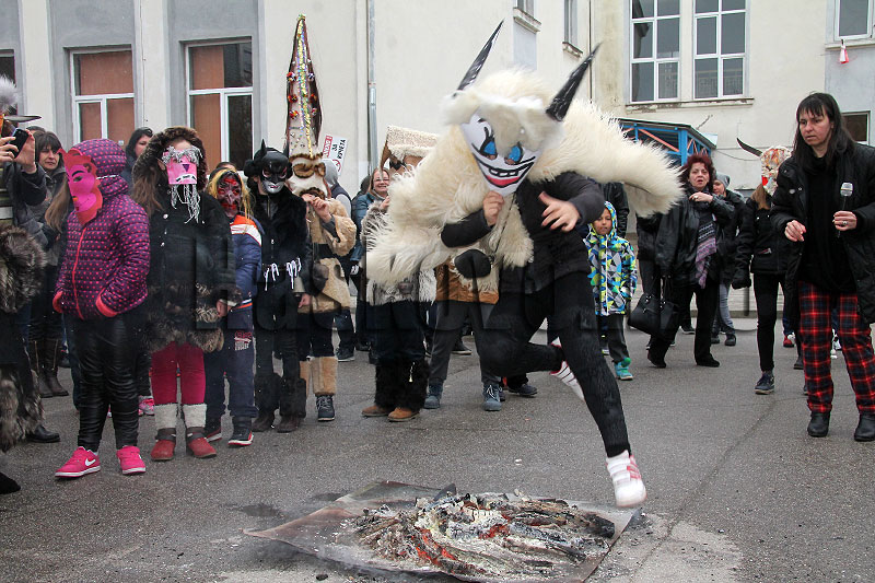 Обичай Обичай