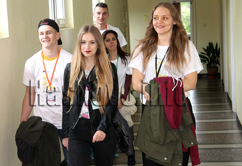 Младежи Младежи