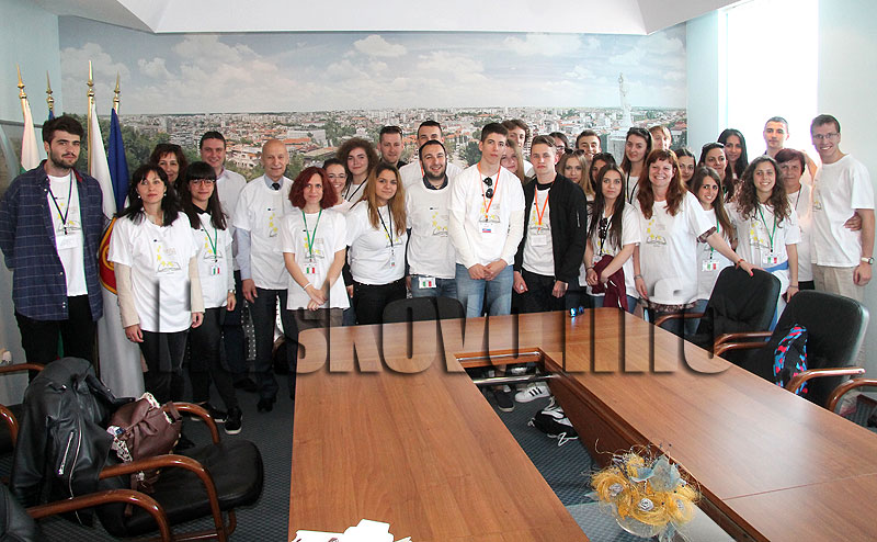 Младежи Младежи