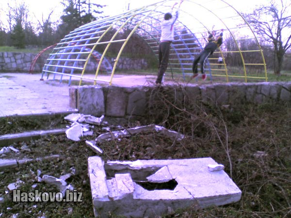 Детската площадка в началото на парка на Ямача е в ужасно състояние Детската площадка в началото на парка на Ямача е в ужасно състояние