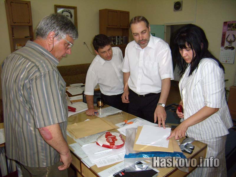 В присъствието на Иван Панайотов бяха проверени пликовете с вариантите