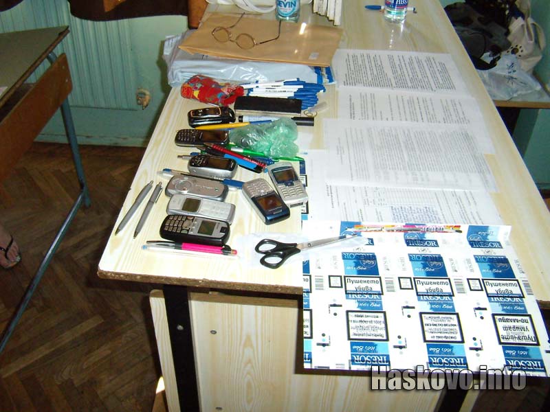 Всички мобилни телефони на кандидатите бяха събрани