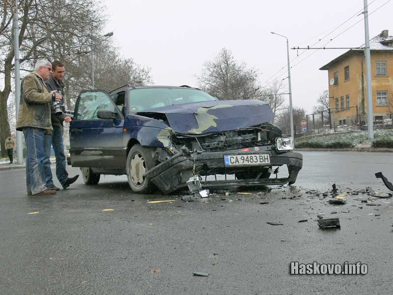 Фолксвагена е със смазана предница Фолксвагена е със смазана предница