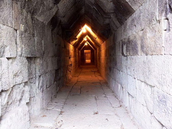 Гробницата