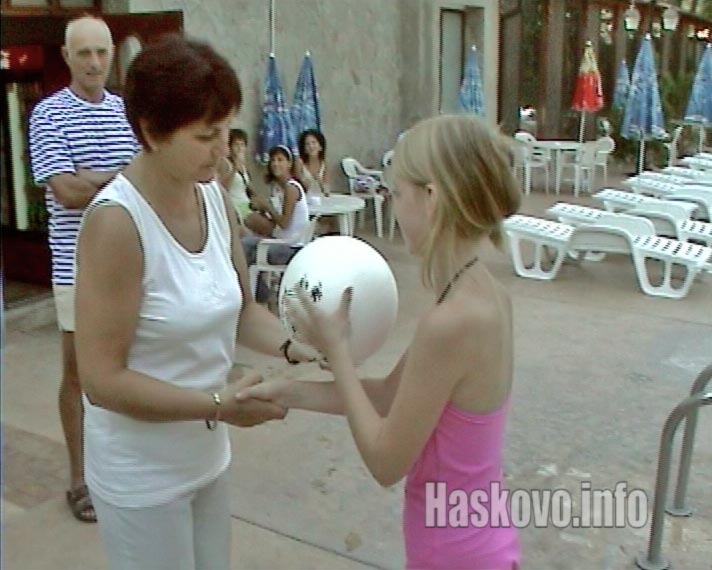 Директорката Славея Костадинова връчва награда на малката футболистка Карина Директорката Славея Костадинова връчва награда на малката футболистка Карина