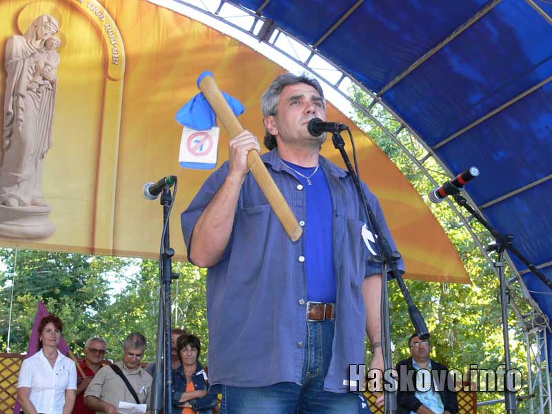 Марио Бисеров показа сопата, с която трябва да бъдат бити некадърните управляващи Марио Бисеров показа сопата, с която трябва да бъдат бити некадърните управляващи