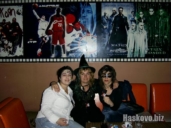 И учителите се маскираха за бала