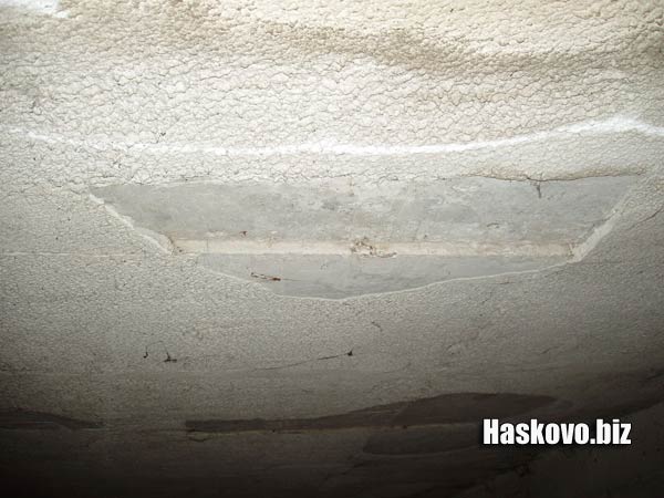 От тук е паднало парчето мазилка
