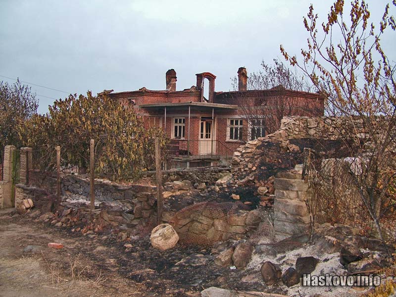 Изгоряла къща