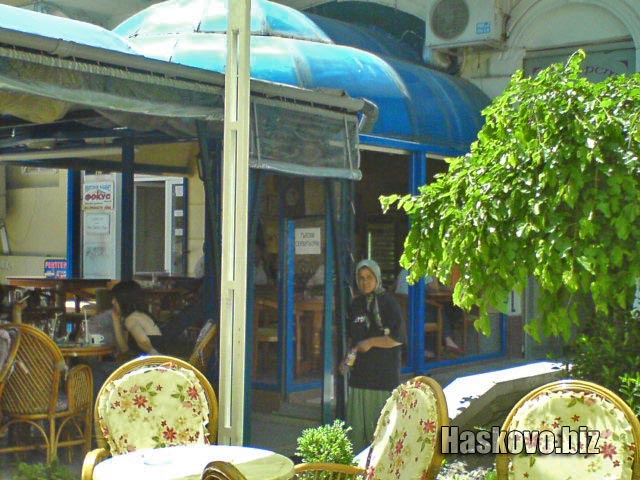 Ромката тормози хората в кафенетата