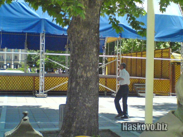 След като забеляза, че я снимаме, жената се скри зад близкото дърво