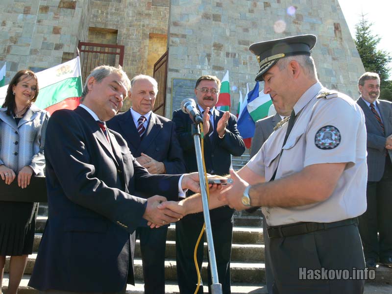 Шефът на хасковската пожарна Николай Вълчев получи почетен знак Шефът на хасковската пожарна Николай Вълчев получи почетен знак