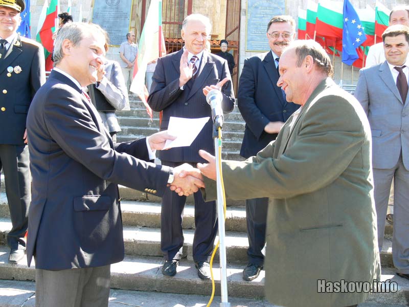 Трима обикновени граждани също бяха отличени Трима обикновени граждани също бяха отличени