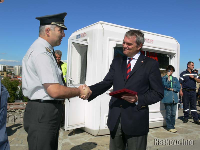 По повод годишнината на пожарната началникът й връчи на министъра плакет По повод годишнината на пожарната началникът й връчи на министъра плакет