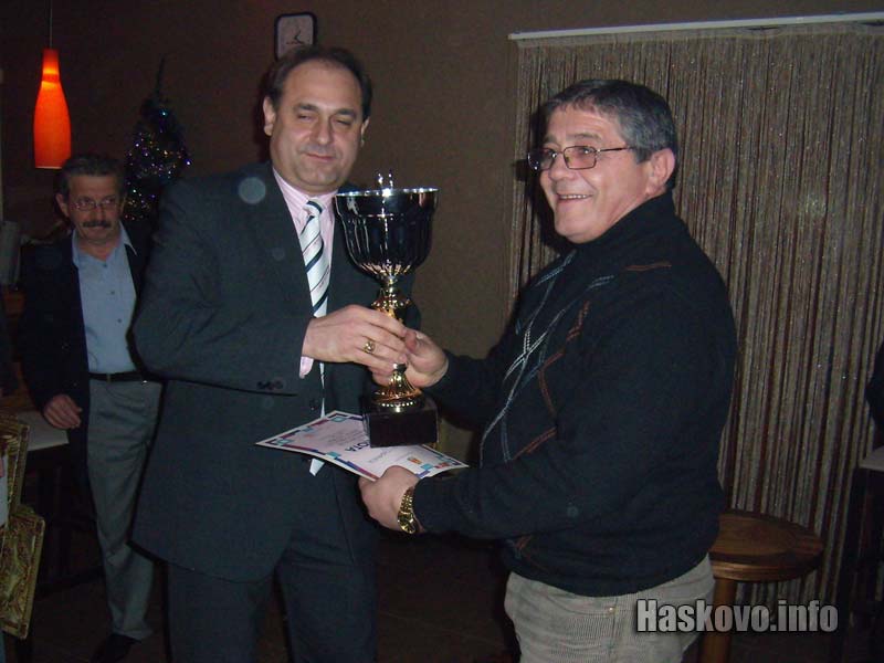 Треньорът Живко Архондев получи наградата за отбор при юношите Треньорът Живко Архондев получи наградата за отбор при юношите