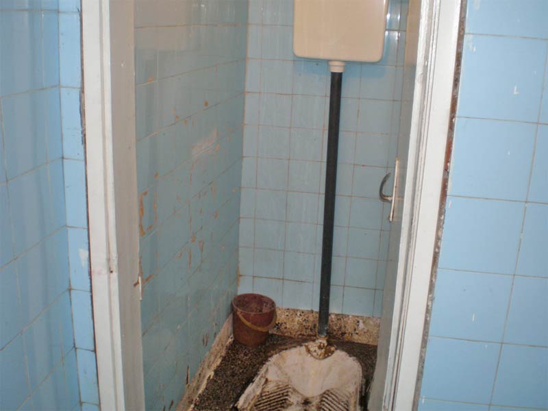 Вътре гледката е притеснителна