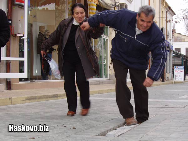 Шахтата край ЦУМ е без капак месеци наред