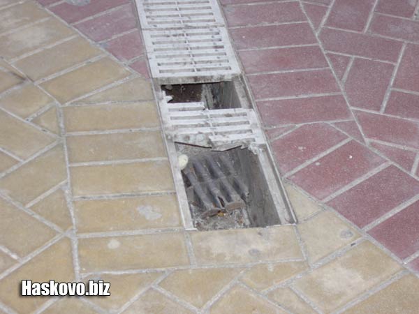 И на други места из центъра зеят дупки