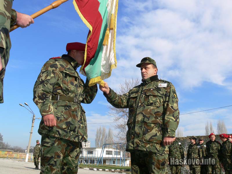 Наборниците се сбогуваха със знамето Наборниците се сбогуваха със знамето