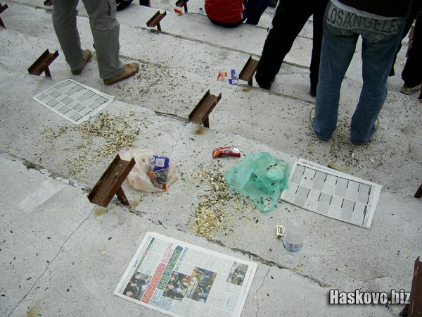 Запалянковците оставиха доста боклуци след себе си